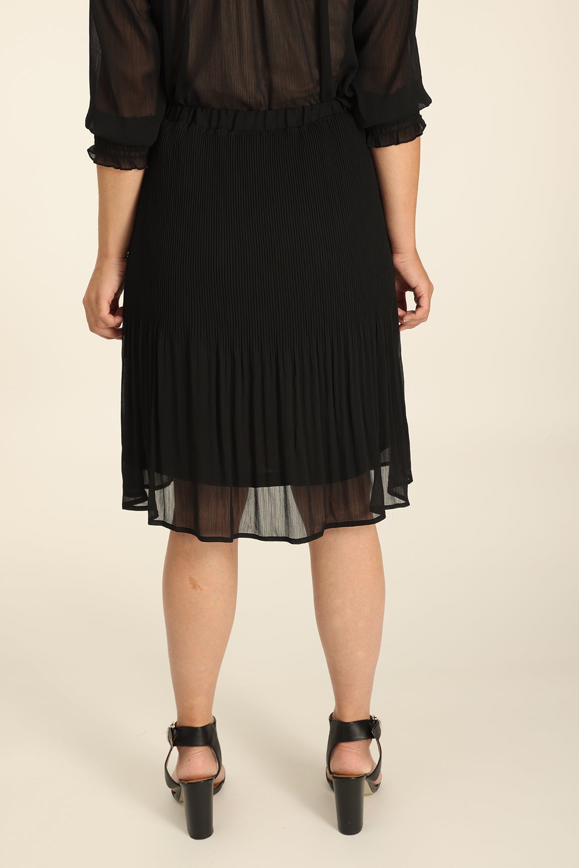 Plain Yoryu Chiffon Pleat Short Skirt in Black